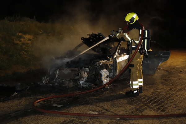 Auto uitgebrand op nieuw parkeerterrein in Beers