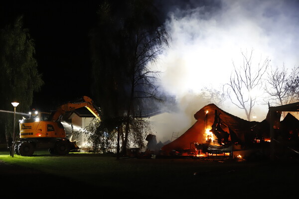 Twee chalets afgebrand bij grote brand op recreatie park Overloon: 'Vuur overgeslagen door harde wind'