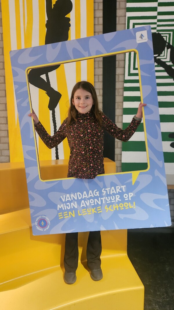 Achtstegroeper Fem uit Grave meldt zich aan op Merletcollege Grave. Ze vindt het fijn dat deze school kleiner is en daarom wat rustiger. Ze voelt zich hier thuis. Foto: Laura Langendoen