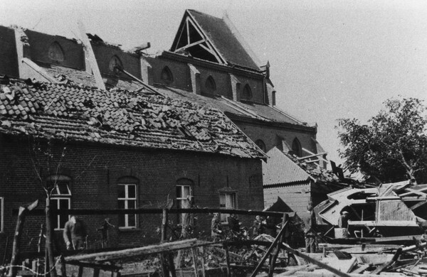 Slechts een voorbeeld van de ravage na de wervelstorm (foto: archief Heemkundekring 'Felix Walter' Langenboom)