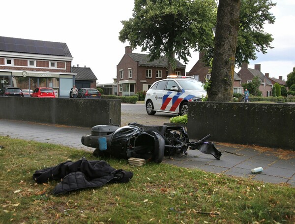  Scooterrijdster gewond na achtervolging door politie in Overloon
