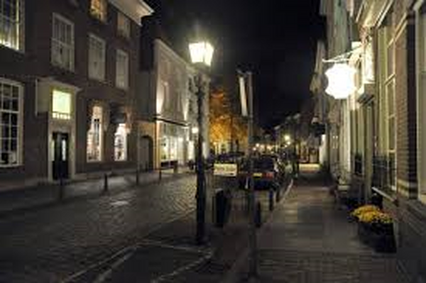 Stadsgidsen belichten duistere historie van Grave tijdens avondwandeling