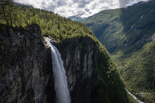 De Vettisfossen waterval in de Utladalen-vallei bij Flåm (foto: Jeffrey van Lier)