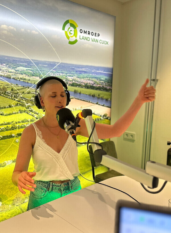 Bieke, met 2 nummers in Top 100