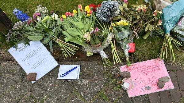 Bloemen bij het huis van slachtoffer moord Wanroij (foto: Robèrt Cooijmans)