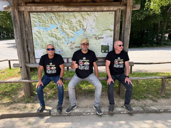Dit is in Kroatië bij het routebord van de Plitvice meren, van links naar rechts: Jacques, Perry en Joost. (foto: John Nabuurs)