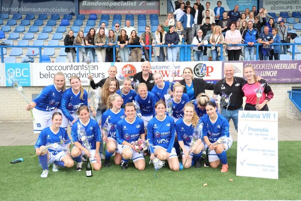 Juliana Mill na afloop van de promotie wedstrijd voor de meegereisde supporters. (foto: Bas Delhij)