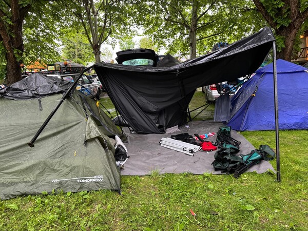 De ingestorte tent (foto: John Nabuurs)