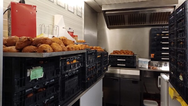 Oliebollenkraam Grave bakt duizenden oliebollen op oudejaarsdag