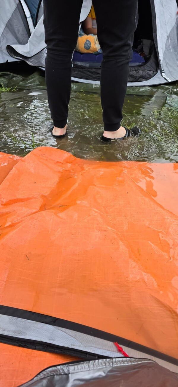 Tot de enkels in het water (foto: John Nabuurs)