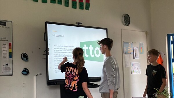Basisscholen verwelkomen leerlingen Elzendaalcollege-Metameer voor Engelse les