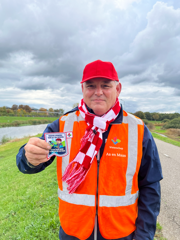 Dijkbeheerder Gerard met het nieuwe carnavalsembleem (Foto: Waterschap Aa en Maas)