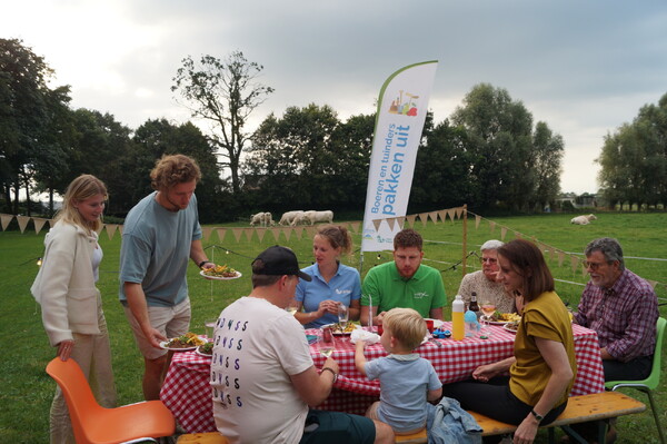 Boeren houden fietstocht met diner