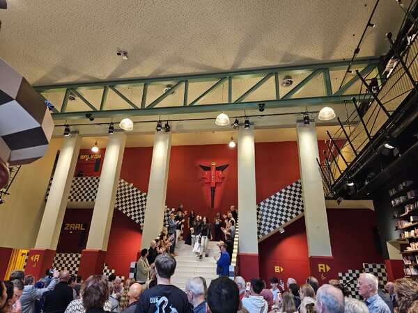 Geslaagde leerlingen Merletcollege Cuijk in de schouwburg (foto: Laura Langendoen)