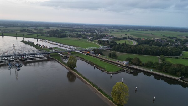 Dronebeelden en foto's van de gerepareerde stuw bij Nederasselt/Grave