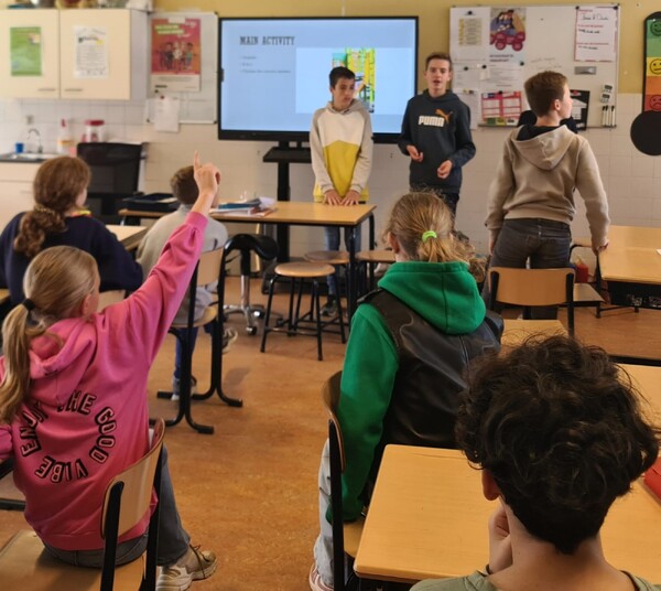 Mezzoleerlingen tweetalig onderwijs voor de klas op basisschool