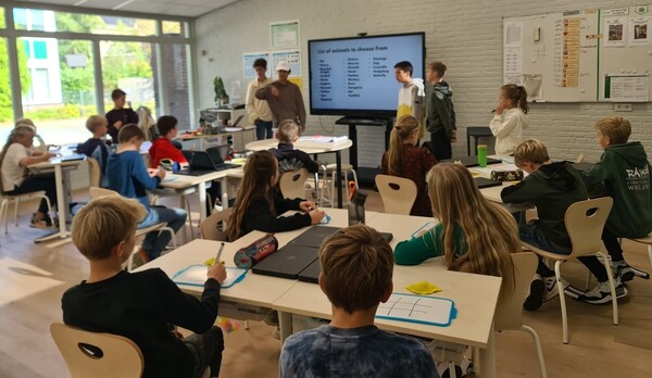 Mezzoleerlingen tweetalig onderwijs voor de klas op basisschool