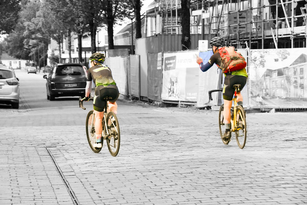 Karin en Mat onderweg op de fiets naar Alpe d’HuZes