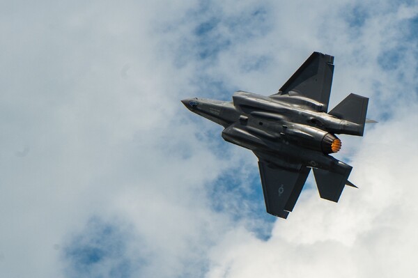 Gevechtsvliegtuigen beoefenen Basic Fighter Maneuvres