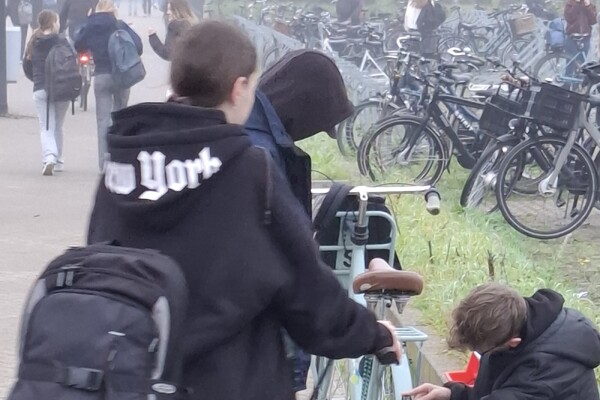 Foto: leerlingen Merletcollege Cuijk leren in de praktijk door de fietsen van medeleerlingen te repareren.