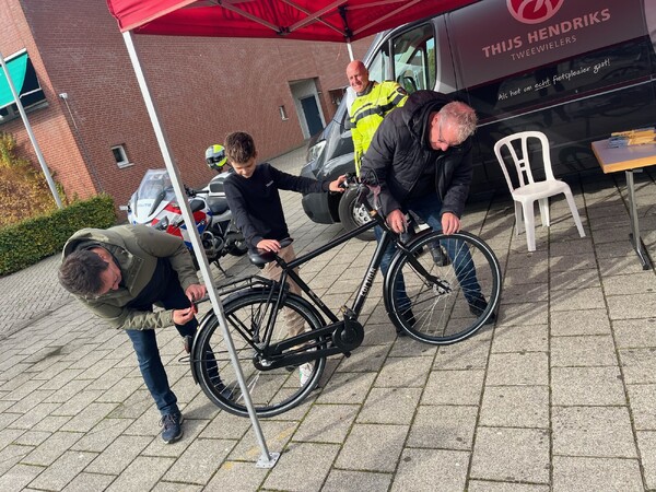 Gezamenlijke controle fietsverlichting op middelbare scholen Land van Cuijk
