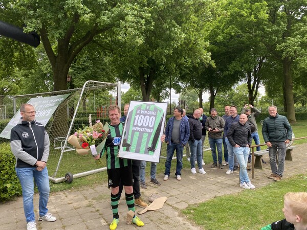 Henk van Driel viert 1000ste wedstrijd bij Hapse Boys