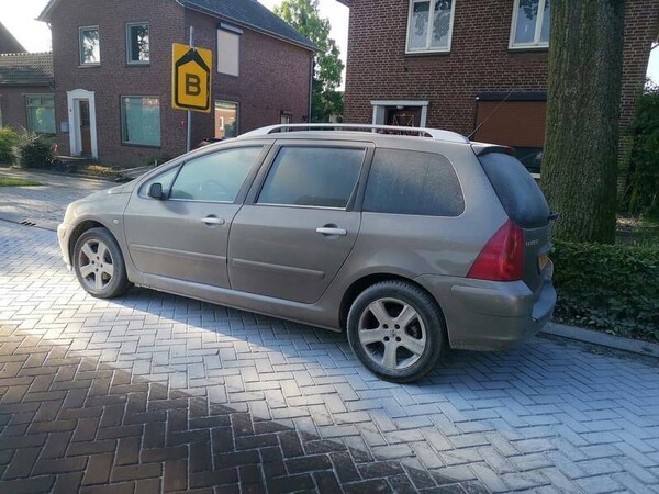 Vernieling bij tankstation in Overloon: getuigen gezocht!