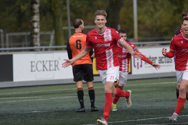 Jordie van der Laan rent juichend weg na zijn 100-ste treffer in het shirt van JVC Cuijk (Foto: JVC Cuijk / X)