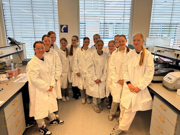 Meiden Metameer Boxmeer ontdekken farmaceutische technologie bij MSD tijdens Girls’ Day