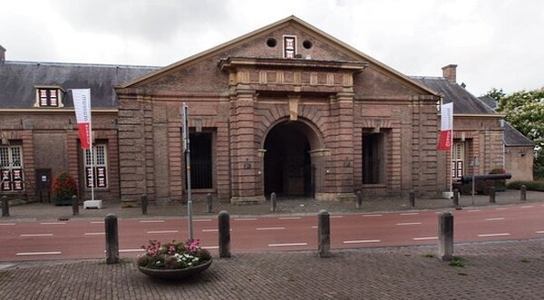 Zomerwandelingen met stadsgids door historisch Grave