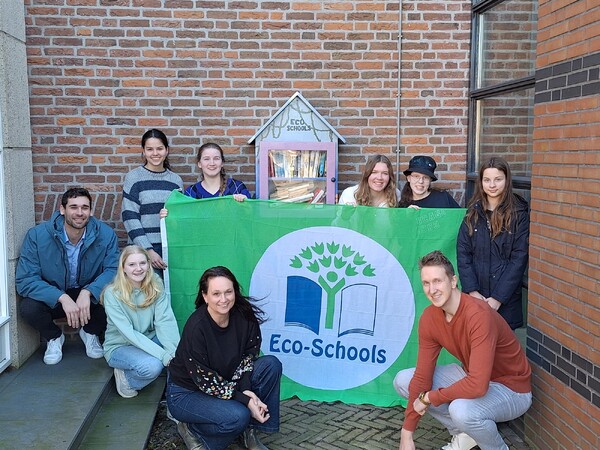 Het Eco-team van Mezzo Elzendaal Boxmeer met de Groene Vlag van Eco-Schools.  Foto: Dimphy Kuijpers