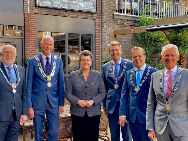 Publiekshal gemeentehuis toont ambtsketens voormalige gemeenten