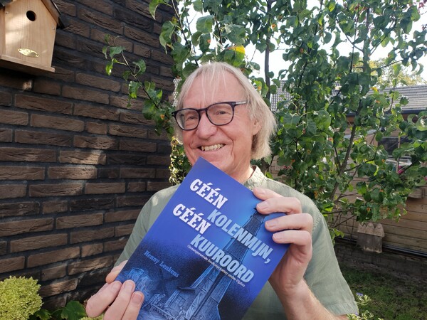 Henny Lenkens met zijn boek 'Géén Kolenmijn, Géén Kuuroord'. (foto: Henny Lenkens)