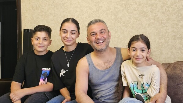 Hovsep Khachatryan en zijn gezin (foto: Dion van Alem)