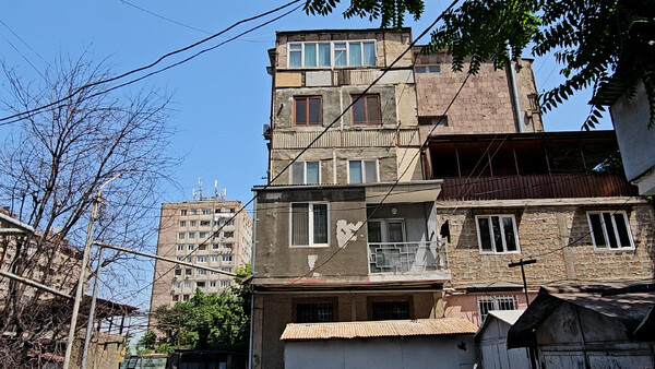 Het gebouw waarin het gezin Khatchatryan woont in Jerevan (foto: Dion van Alem)