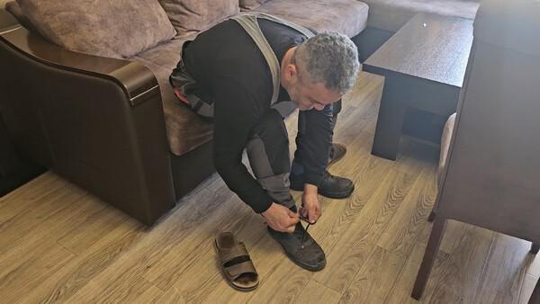 Hovsep trekt zijn werkkleding aan (foto: Dion van Alem)