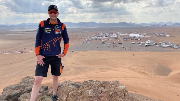Monteur uit Groeningen geniet al tien jaar van afzien in Dakar Rally: 'Ze juichen je toe alsof je Michael Jackson bent'