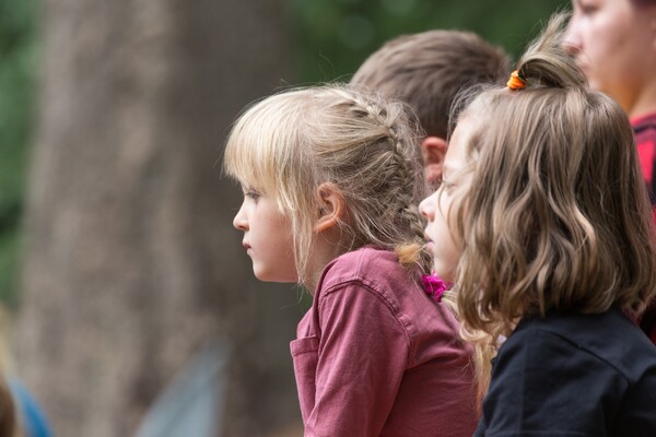 Oekraïense gezinnen genieten van kindervoorstelling De heksen zijn weer thuis!