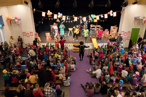 Intocht van Sinterklaas en zijn Pieten in Overloon
