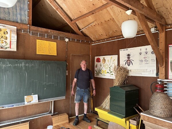 Chris Raaijmakers in het clubhuis van Imkervereniging Land van Cuijk (foto: Gerjan Cluistra)