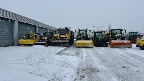 Sneeuwschuivers en strooiwagens actief tijdens winterse omstandigheden