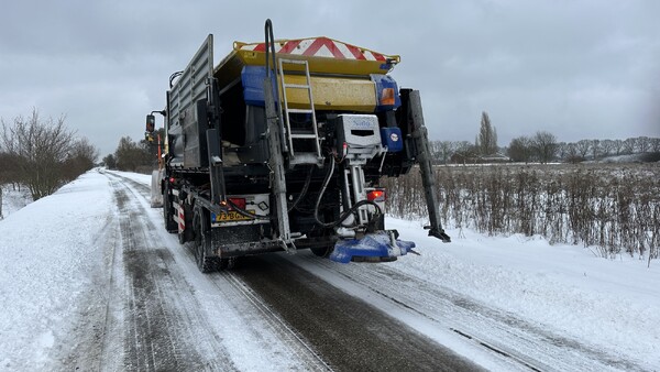 Sneeuwschuivers en strooiwagens actief tijdens winterse omstandigheden