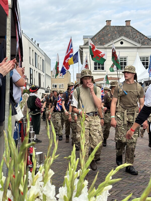 Laatste Vierdaagsedag door Grave en Cuijk