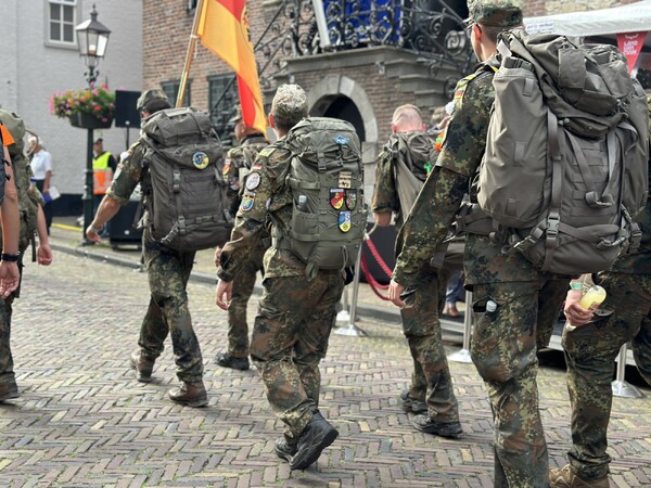 Laatste Vierdaagsedag door Grave en Cuijk