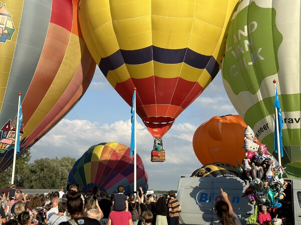 2e dag Ballonfestival Grave betovert toeschouwers met spectaculaire ballonopstijgingen