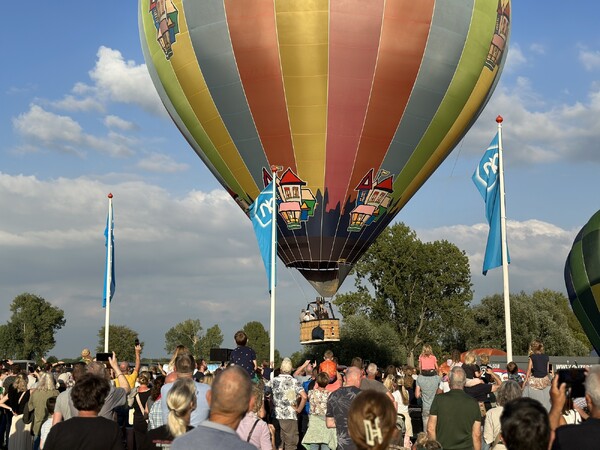 2e dag Ballonfestival Grave betovert toeschouwers met spectaculaire ballonopstijgingen