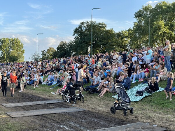 2e dag Ballonfestival Grave betovert toeschouwers met spectaculaire ballonopstijgingen