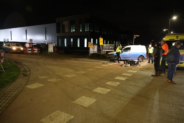Scooterrijder gewond na botsing met bedrijfsauto in Beugen