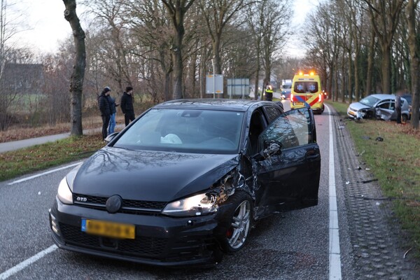 Twee auto's zwaar beschadigd na aanrijding op Wanroijseweg in Mill