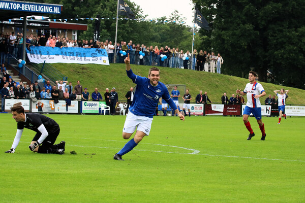 Matchwinner Andy Veld rend juichend weg na zijn treffer (foto: Harrie Veldpaus)
